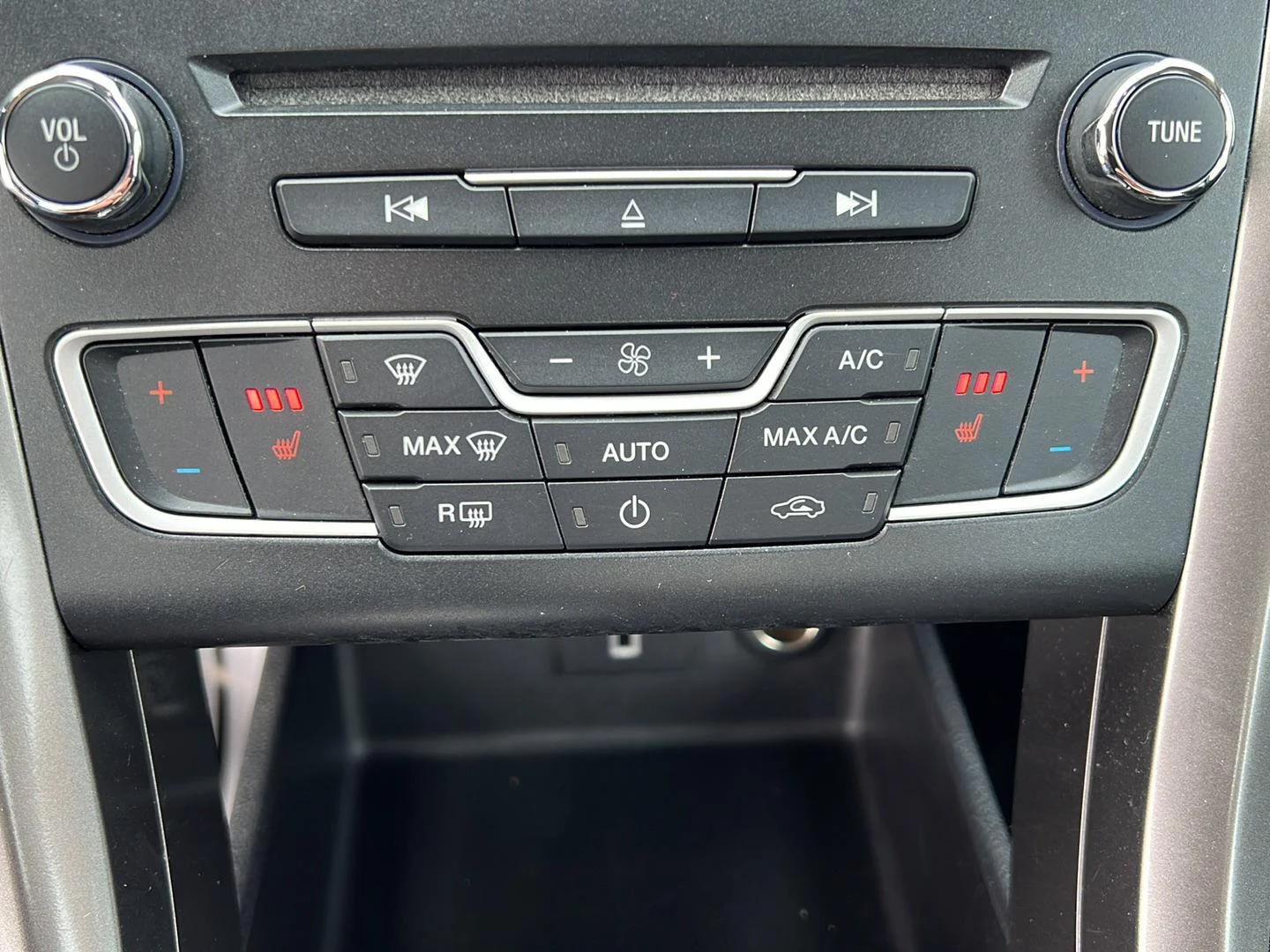 Used 2018 Shadow Black Ford SE image 13