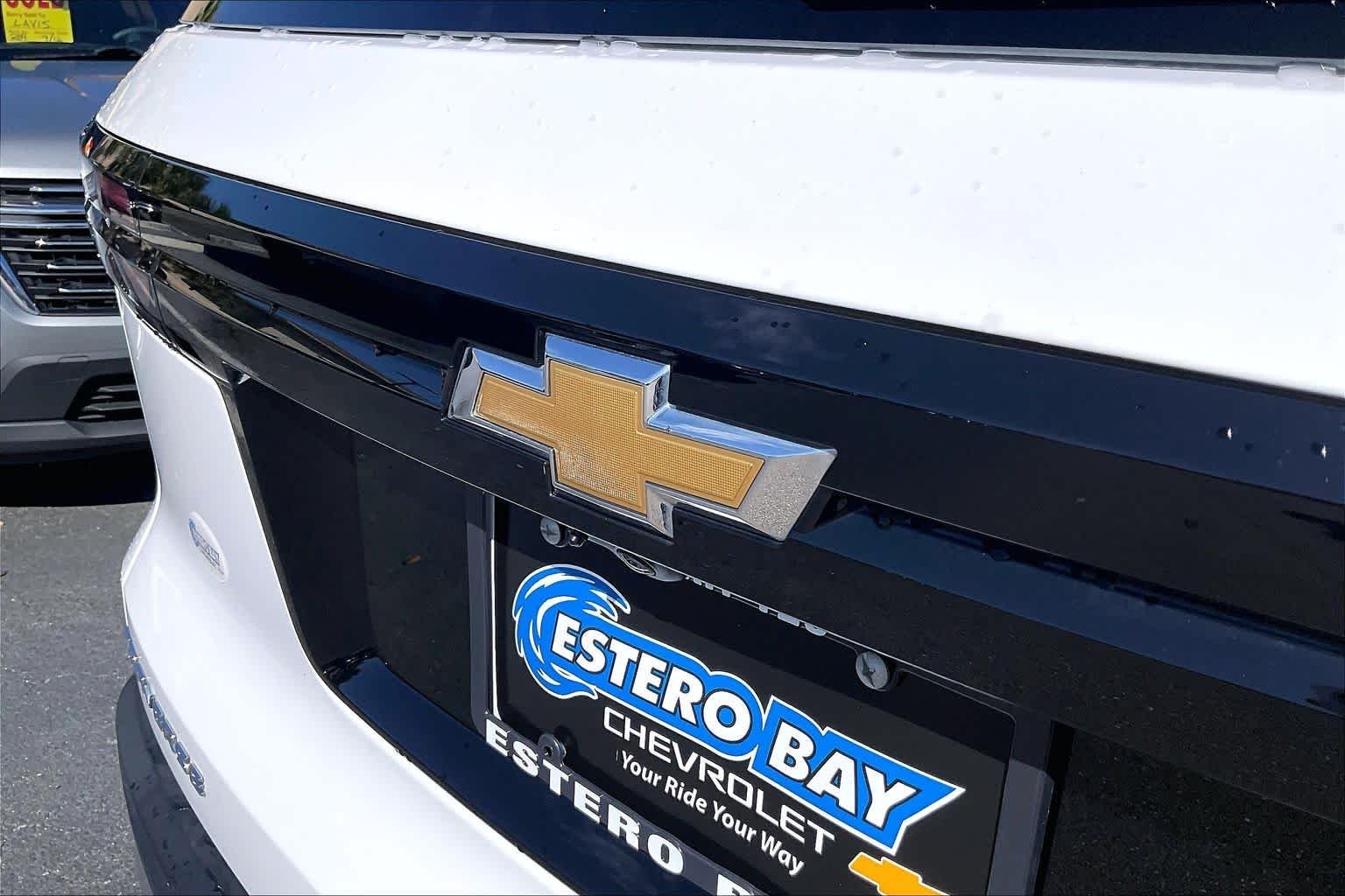 Used 2024 Summit White Chevrolet FWD LT image 9