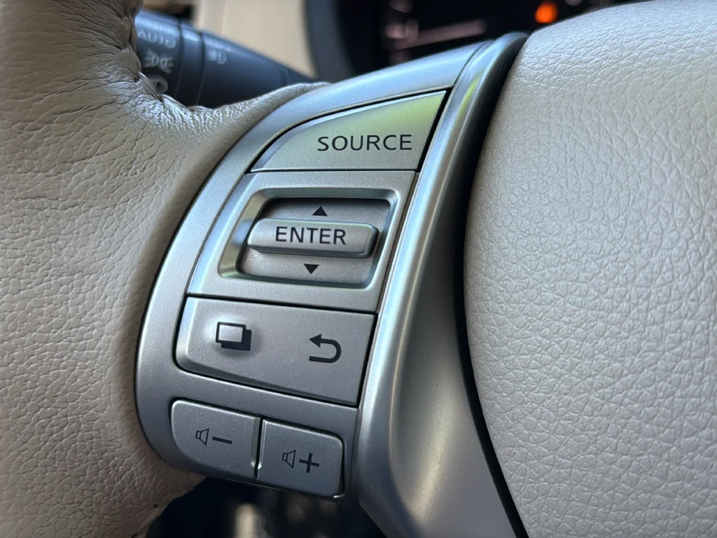 Used 2017 White Nissan 2.5 SV image 31