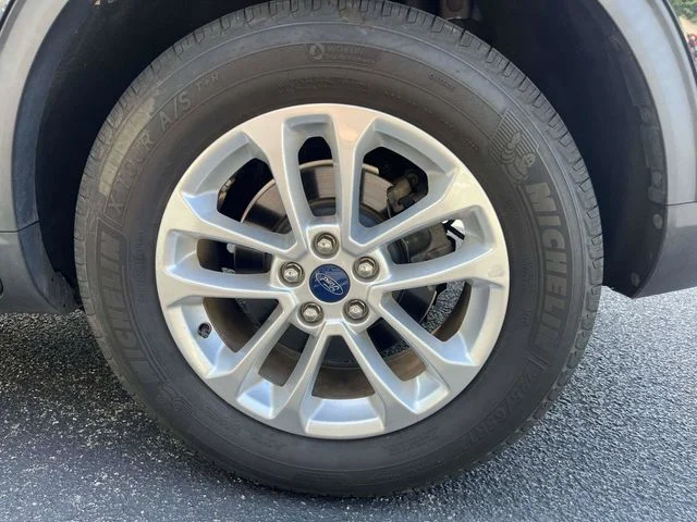 Used 2020 Agate Black Metallic Ford SE image 12