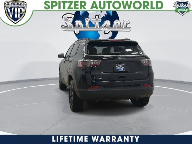New 2026 Diamond Black Crystal Pearl-Coat Exterior Paint Jeep Latitude image 15