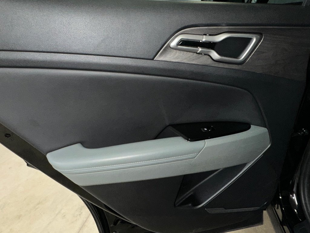 Used 2023 Black Kia X-Line image 17