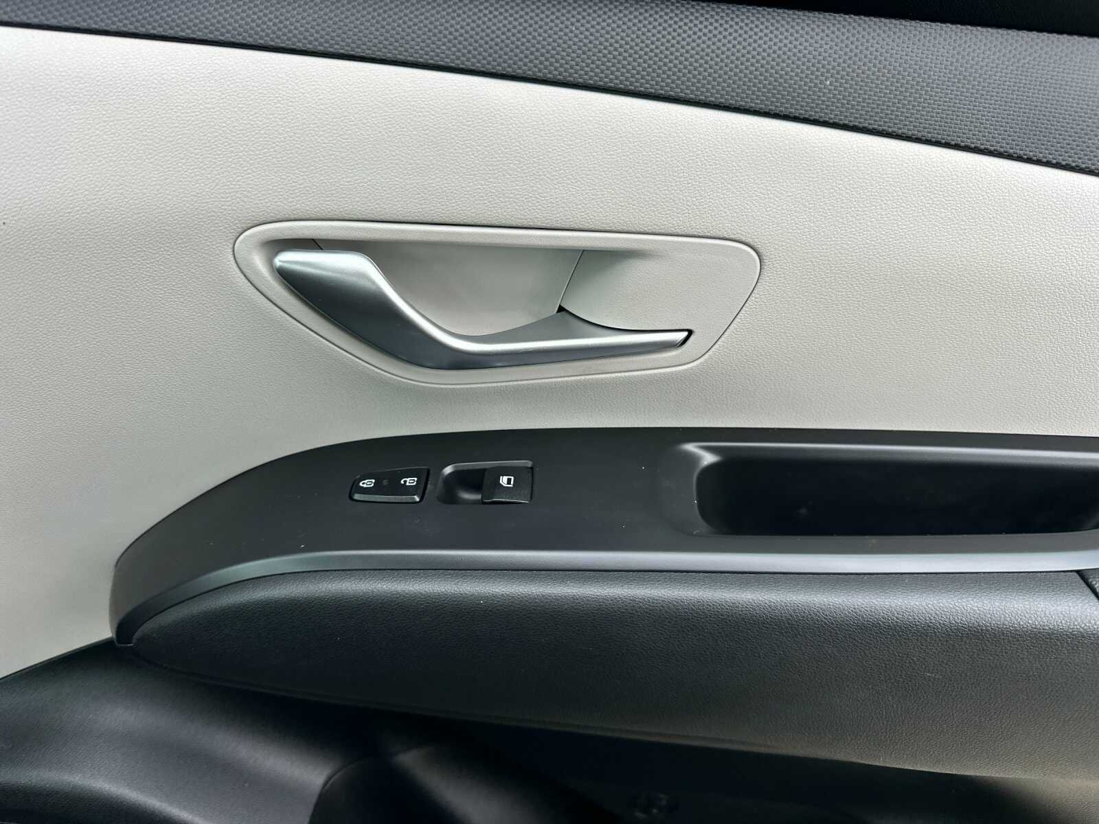 Used 2024 Shimmering Silver Hyundai SE 4D Sport Utility image 20