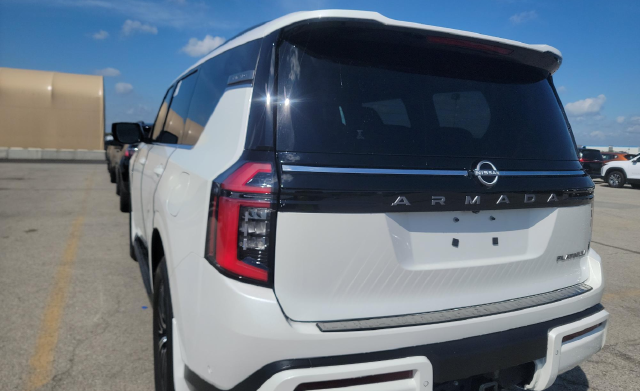 Used 2025 White Nissan Platinum image 3