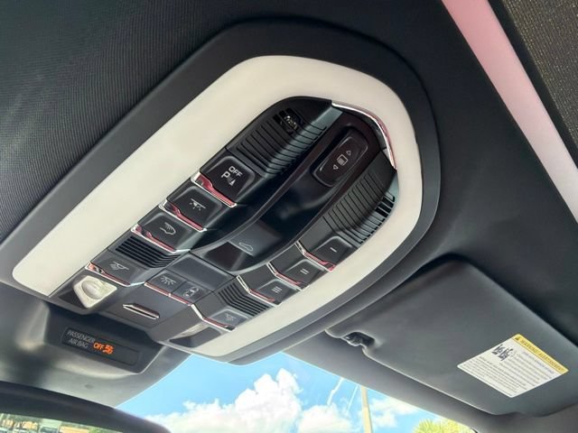 Used 2018  Porsche Base image 11