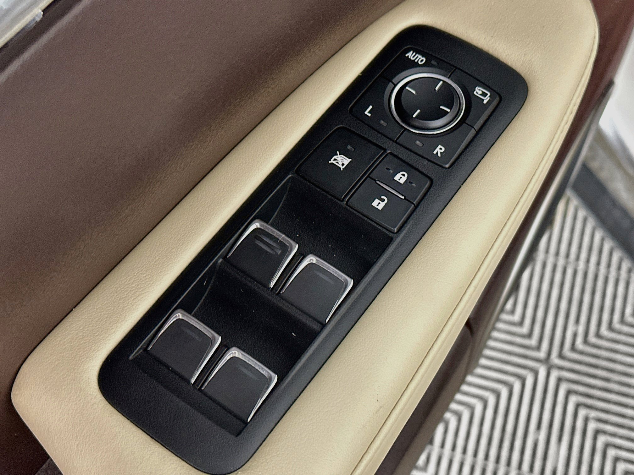 Used 2019 Atomic Silver Lexus 450h image 18