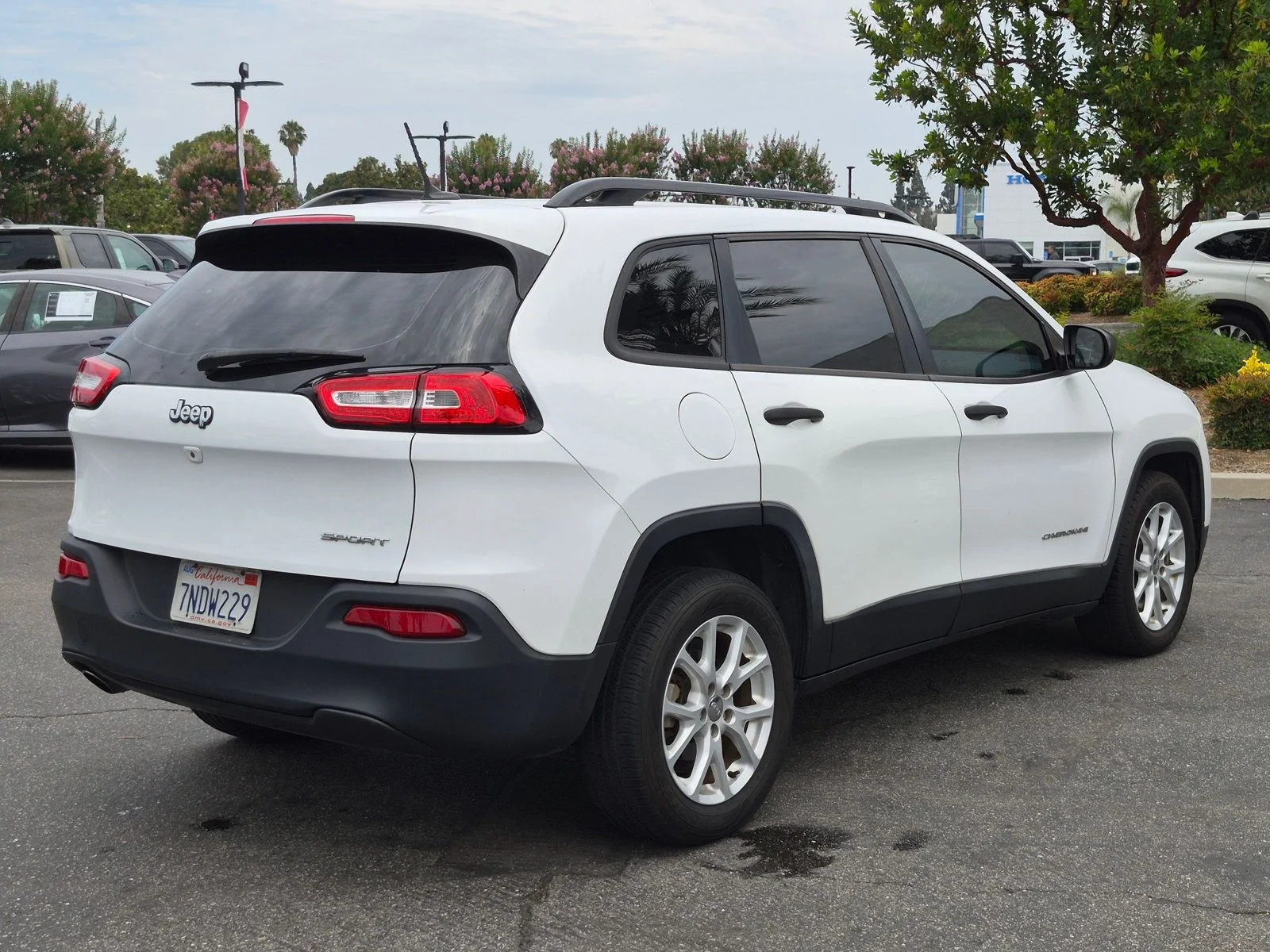 Used 2015 Bright White Clearcoat Jeep Sport image 5
