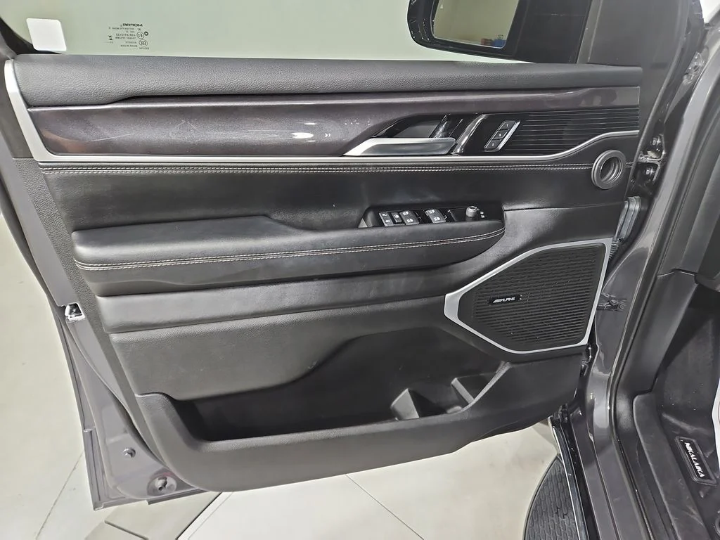 Used 2023 Gray Jeep Base image 11