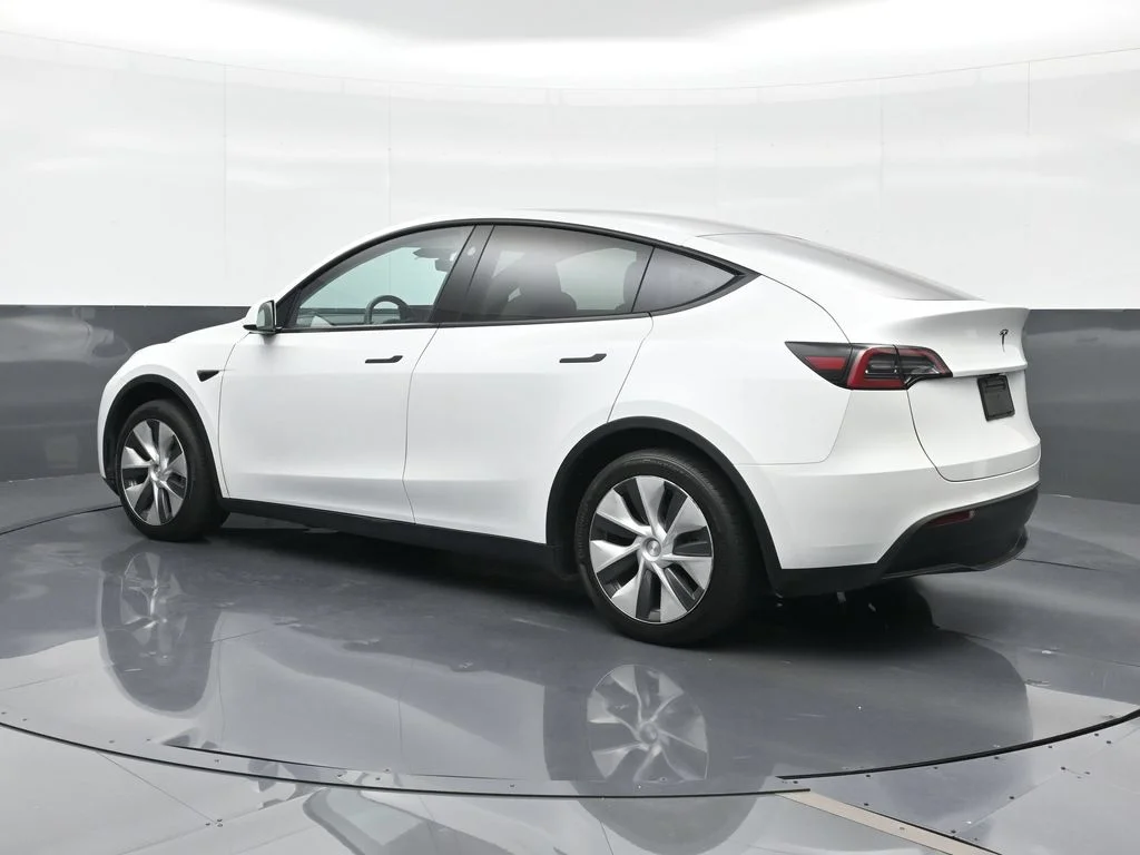 Used 2024  Tesla Standard Range image 2