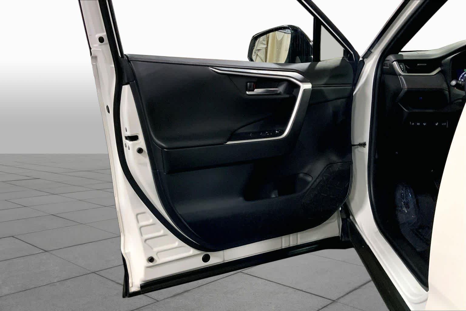Used 2021 Blizzard Pearl w/Midnight Black Roof Toyota XSE image 22