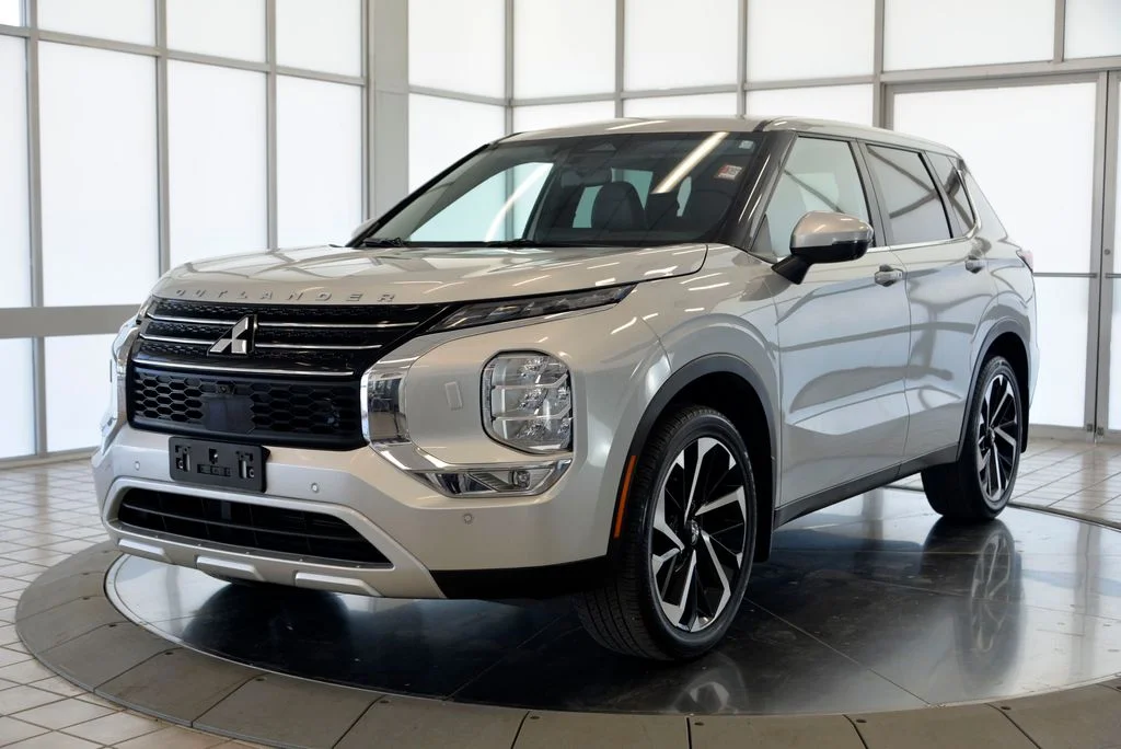 Used 2022  Mitsubishi SE image 5