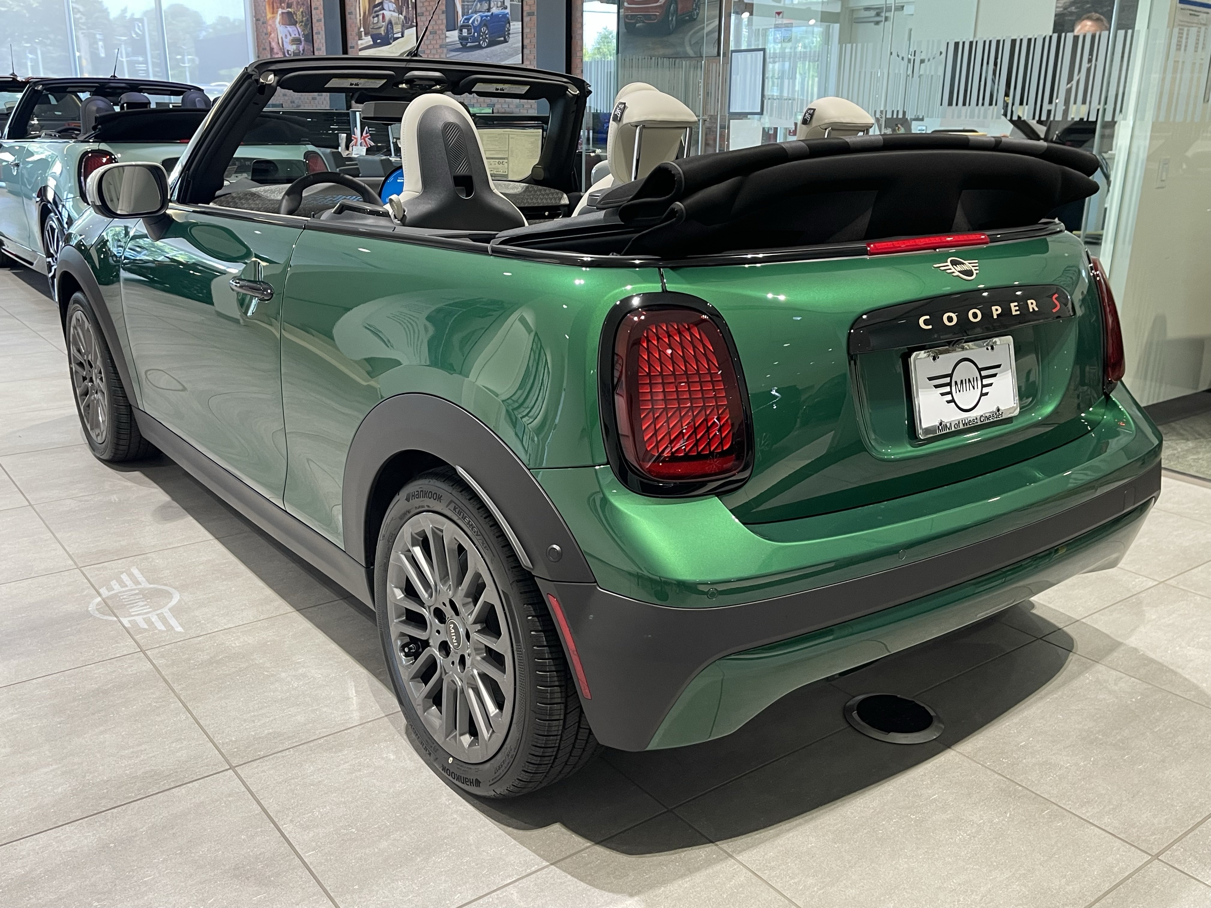 New 2026 British Racing Green IV Metallic MINI Iconic image 4