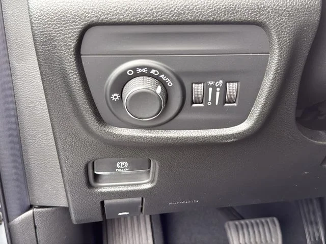 New 2026 Silver Zynith Exterior Paint Jeep Laredo image 28