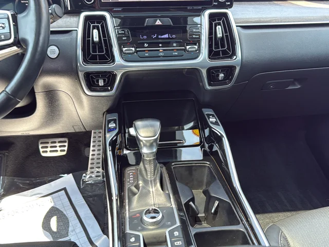 Used 2022 White Kia X-Line SX Prestige image 20