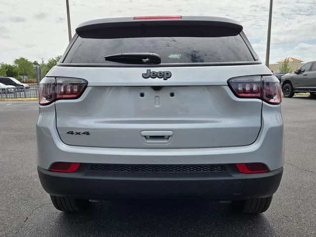New 2026 Silver Zynith Metallic Clear-Coat Exterior Paint Jeep Latitude image 6
