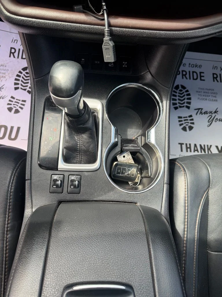 Used 2018 White Toyota XLE image 15