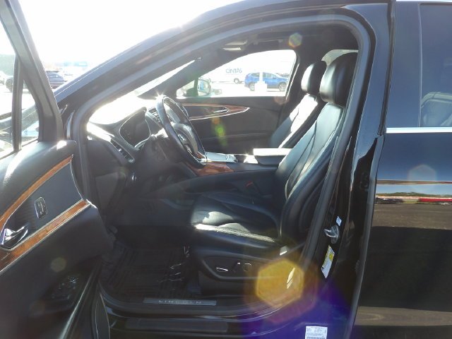 Used 2016 Black Velvet Lincoln Select image 16