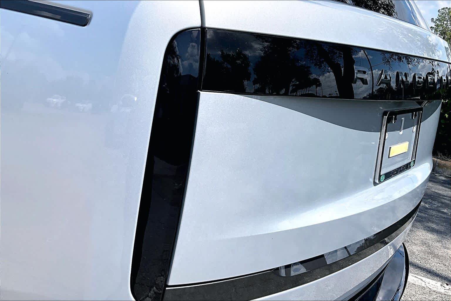 Used 2025 Hakuba Silver Metallic Land Rover SE image 48