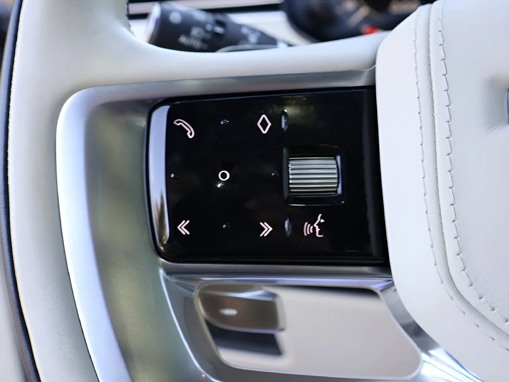 Used 2023 Batumi Gold Premium Metallic Land Rover SE image 37