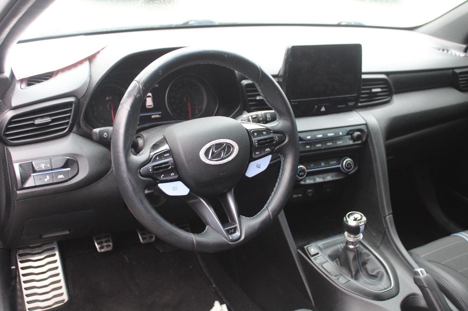 Used 2022 Lunar White Hyundai Base image 9