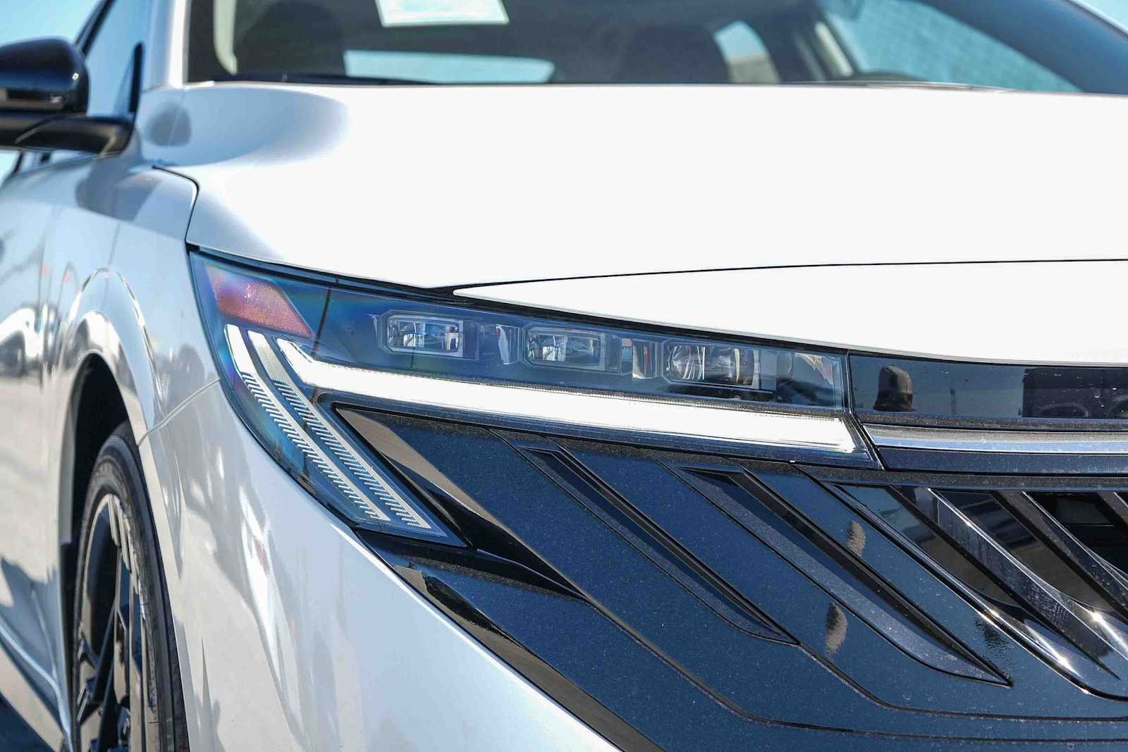 New 2027 Aspen White TriCoat Nissan SR image 4
