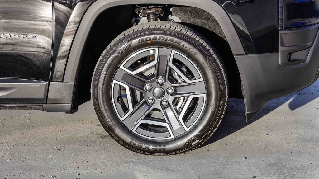 New 2026 Diamond Black Crystal Pearlcoat Jeep Laredo image 11