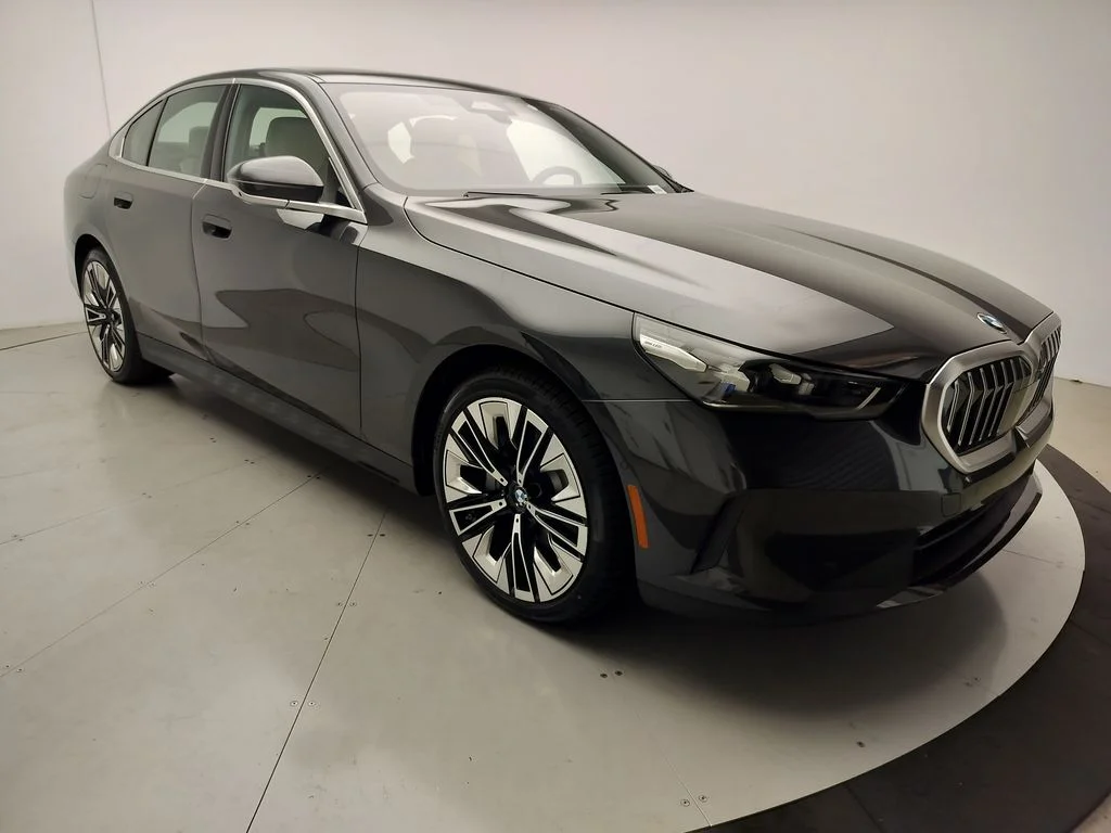 New 2027 Dark Graphite Metallic BMW 530i image 2