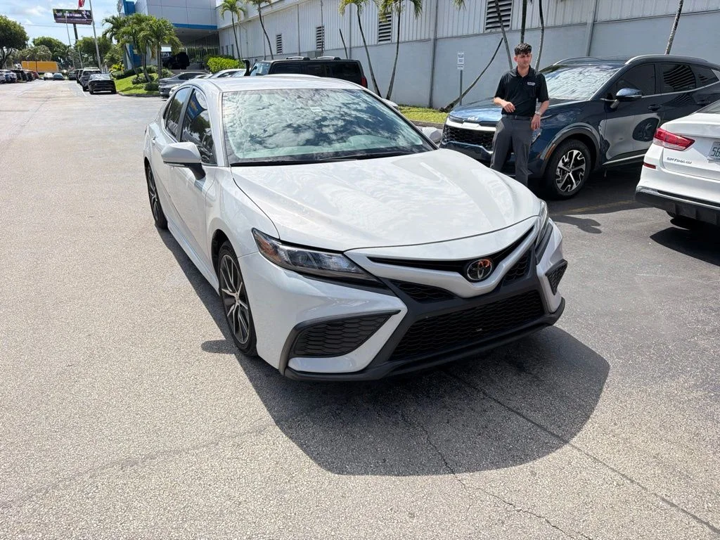 Used 2023 Ice Toyota SE image 1