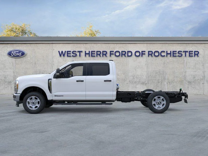 New 2026 Oxford White Ford F-350® XLT image 4
