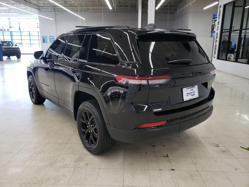 Used 2024 Diamond Black Jeep Altitude X image 6