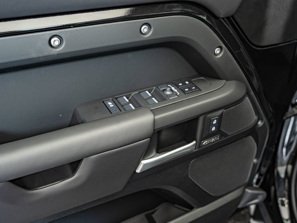 New 2026 Santorini Black Land Rover X-Dynamic SE image 18