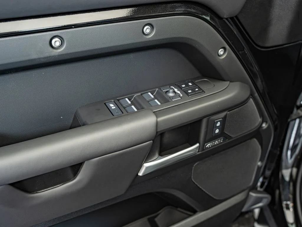 New 2026 Santorini Black Land Rover X-Dynamic SE image 18