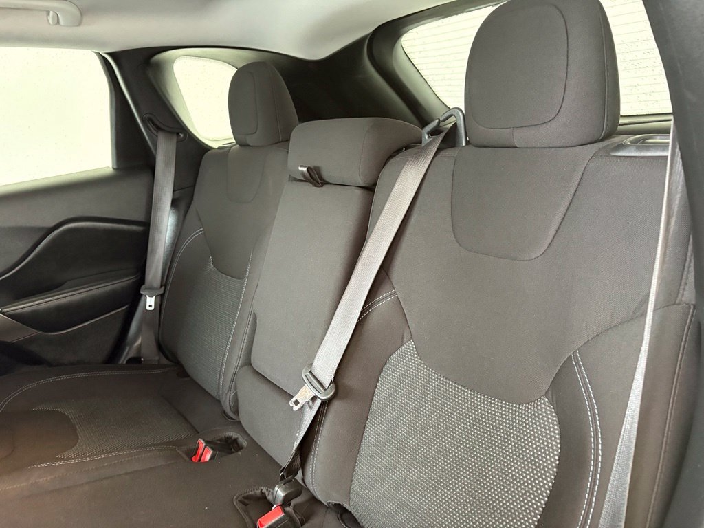 Used 2020 White Jeep Latitude image 29