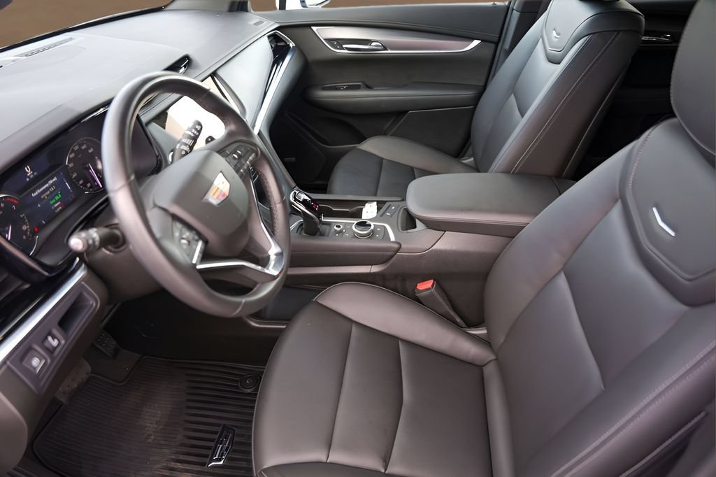 Certified Used 2025 Crystal White Tricoat Cadillac Luxury image 9