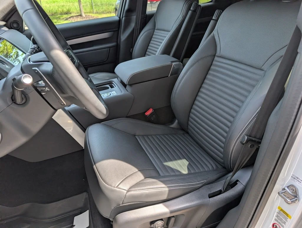 Certified Used 2025 White Land Rover Dynamic SE image 5