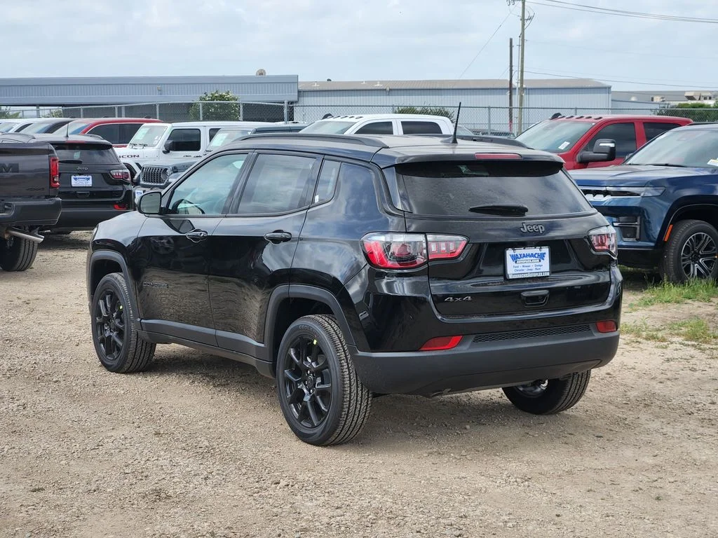 New 2026 Diamond Black Crystal Pearl-Coat Exterior Paint Jeep Latitude image 3