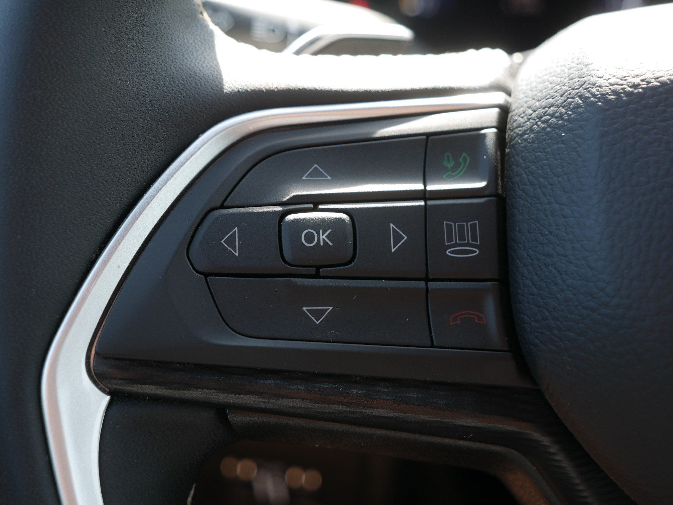 Used 2025 Bright White Clearcoat Jeep Altitude X image 31