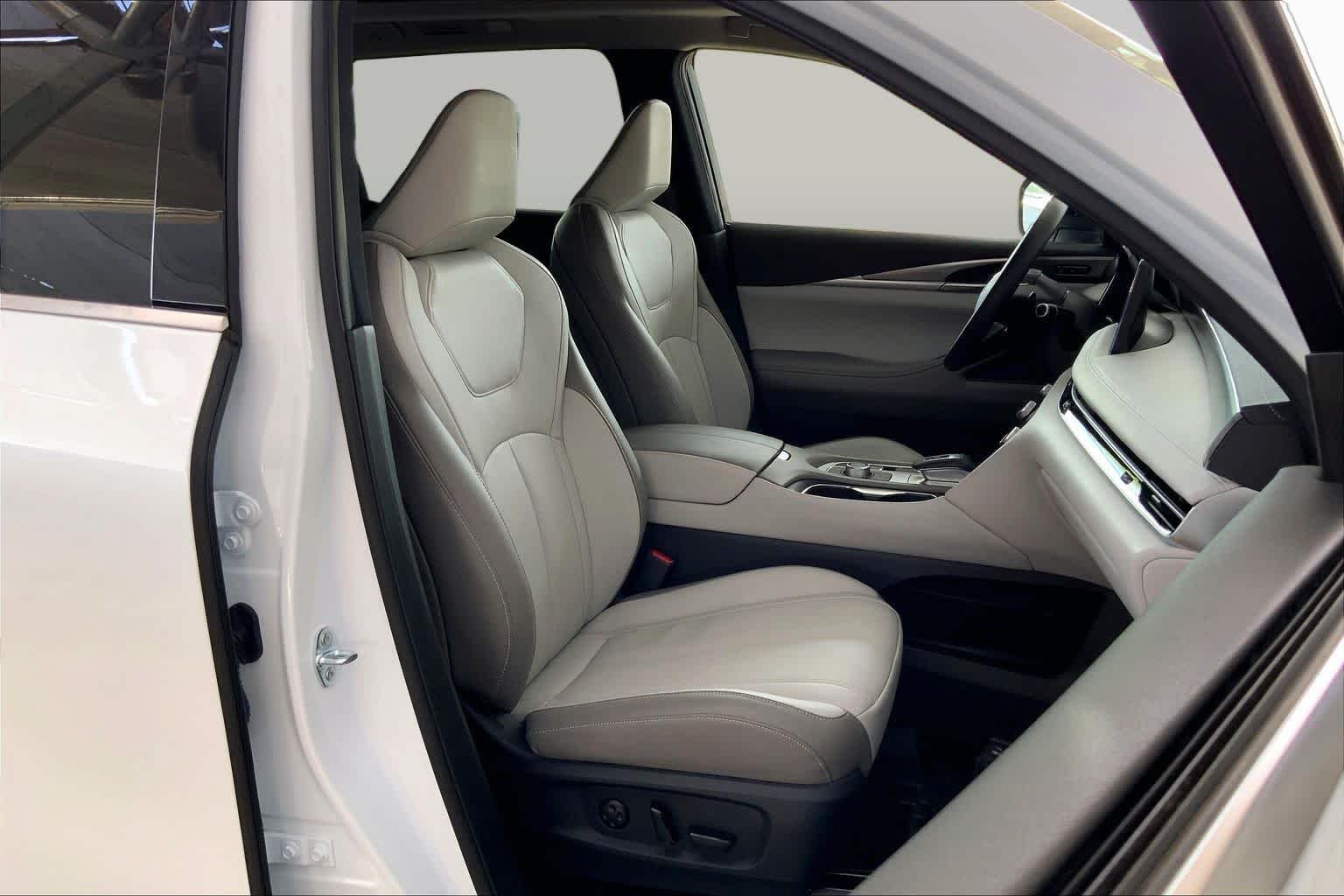 Used 2026 Radiant White INFINITI PURE image 9