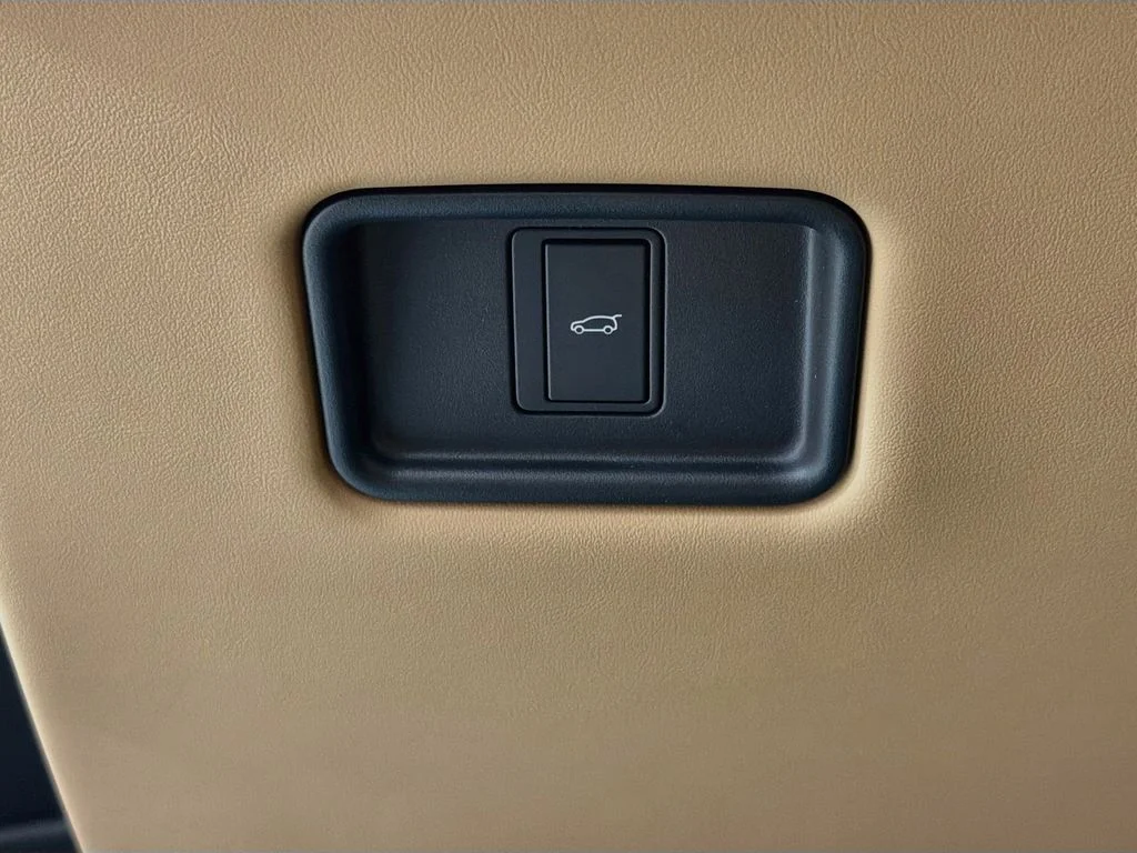 New 2026 Eiger Grey Land Rover SE image 10