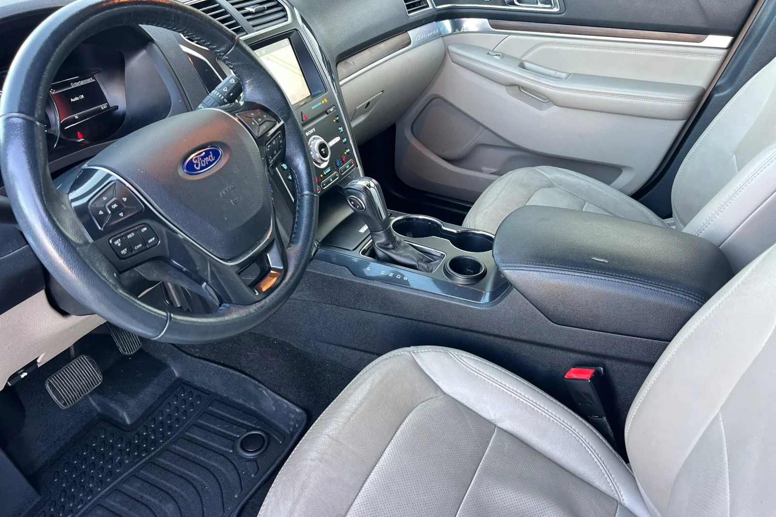 Used 2019 White Ford Limited image 10