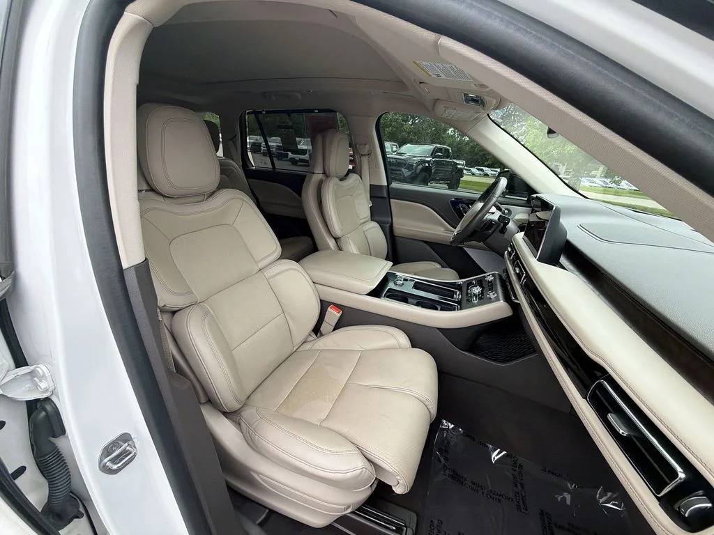 Used 2023 White Lincoln Reserve image 26