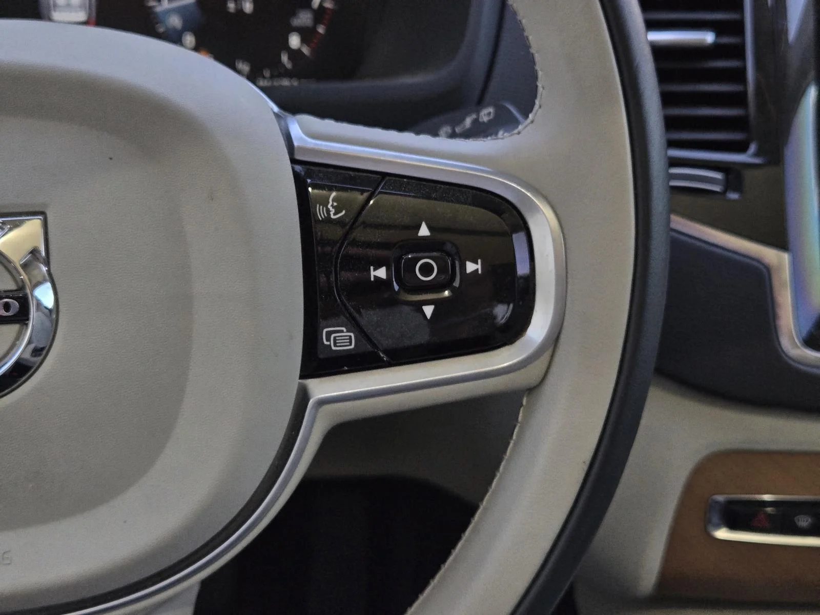 Used 2022 Crystal White Metallic Volvo Momentum image 17
