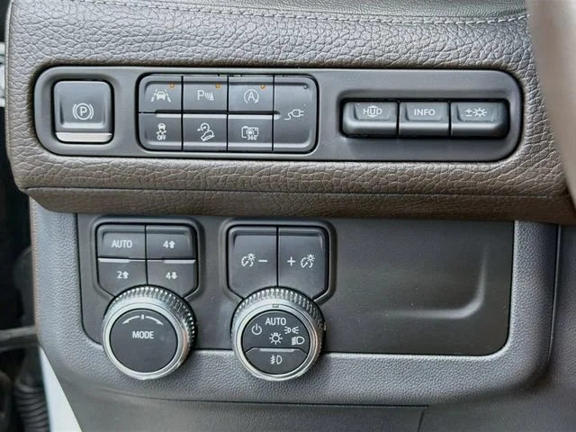 Used 2022 White Frost Tricoat GMC Denali image 37