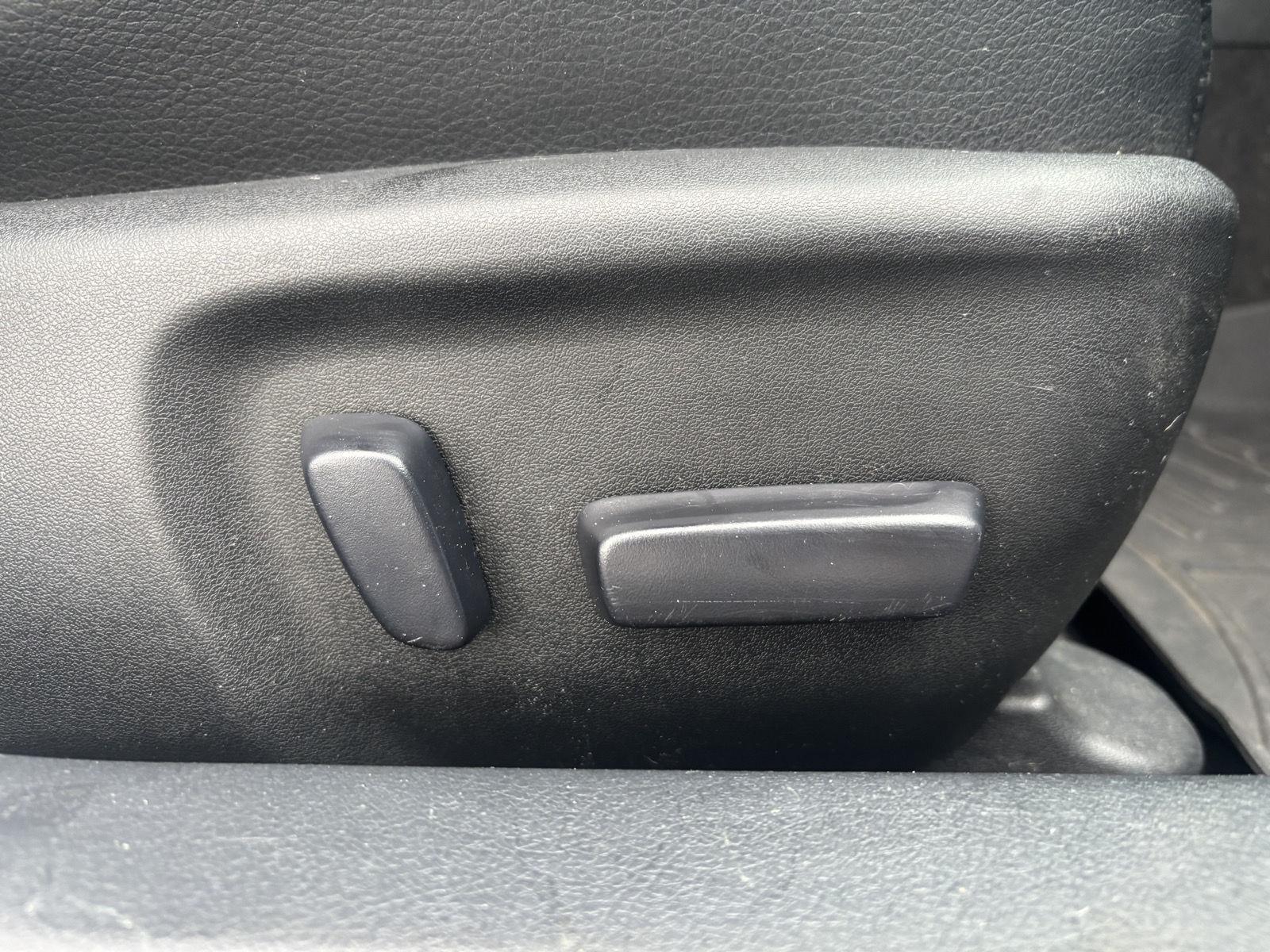 Used 2014  TOYOTA  image 30