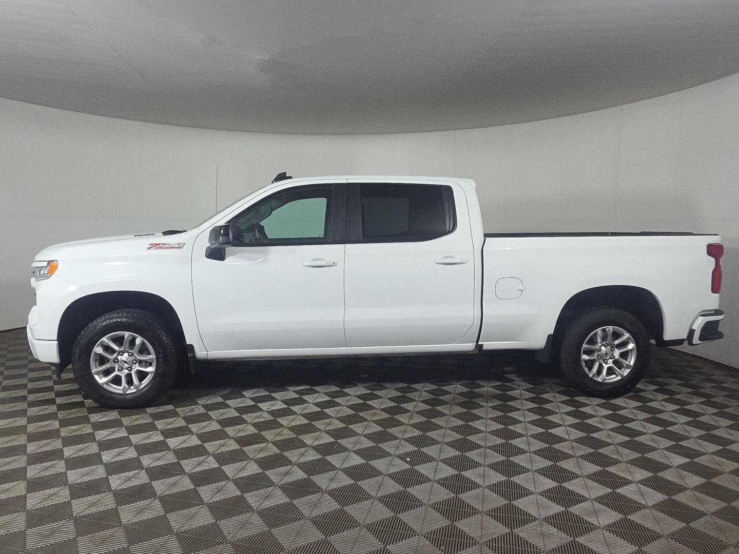 Used 2025 Summit White Chevrolet RST image 8