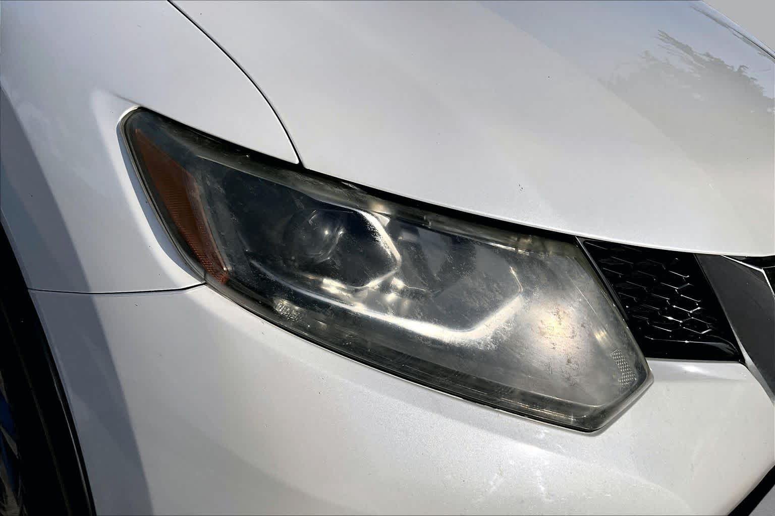 Used 2016 Pearl White Nissan SL image 27