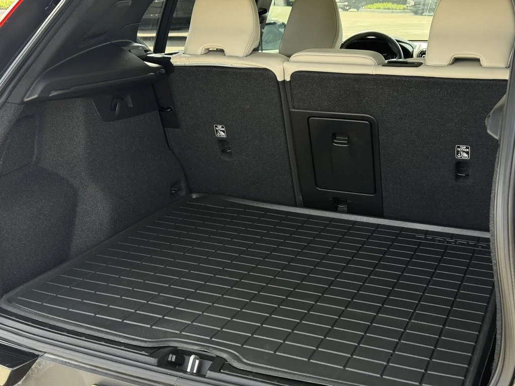 Used 2020 Black Volvo Momentum image 32