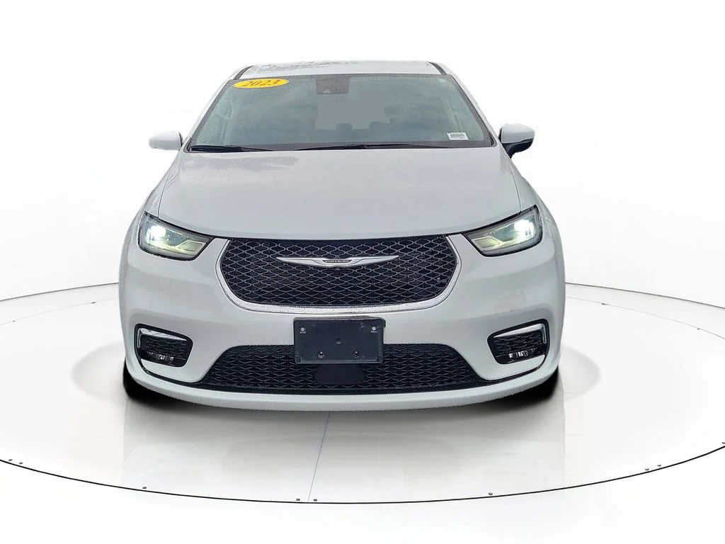 Used 2023 White Chrysler Touring L image 3