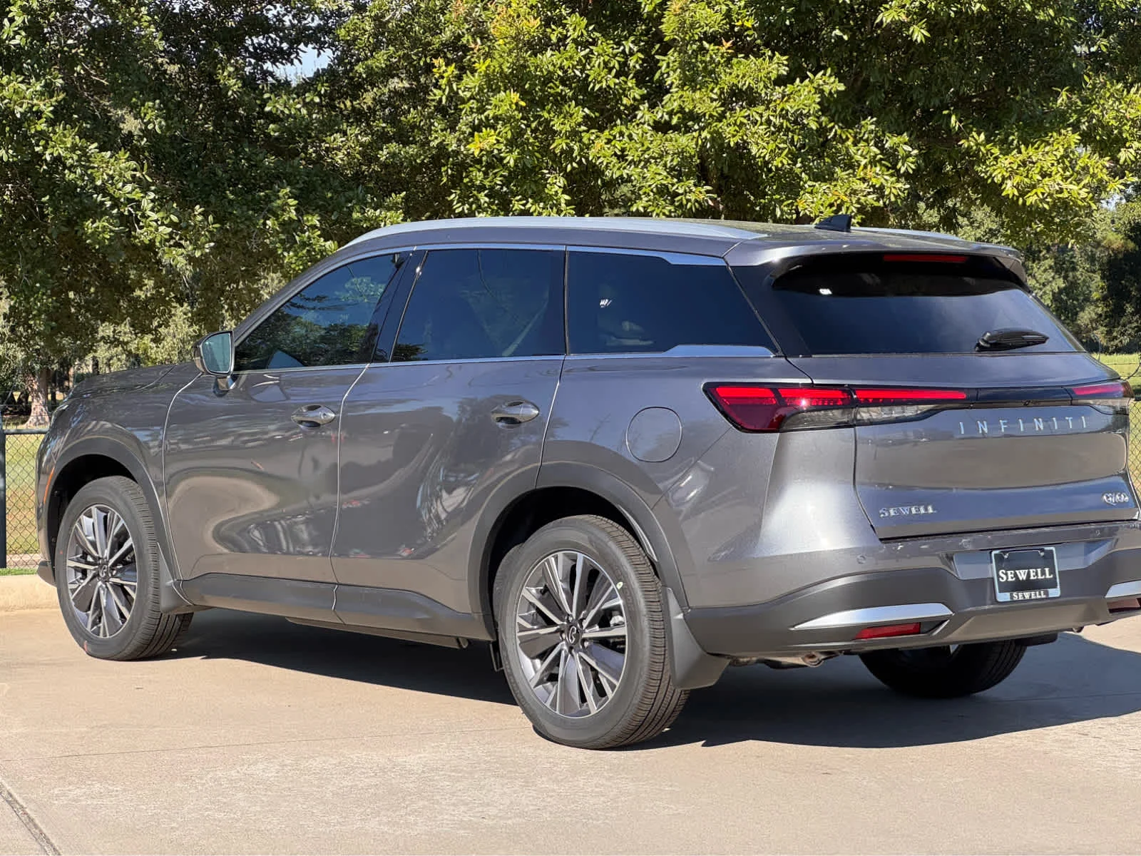 New 2027 GRAPHITE SHADOW INFINITI Luxe FWD image 4