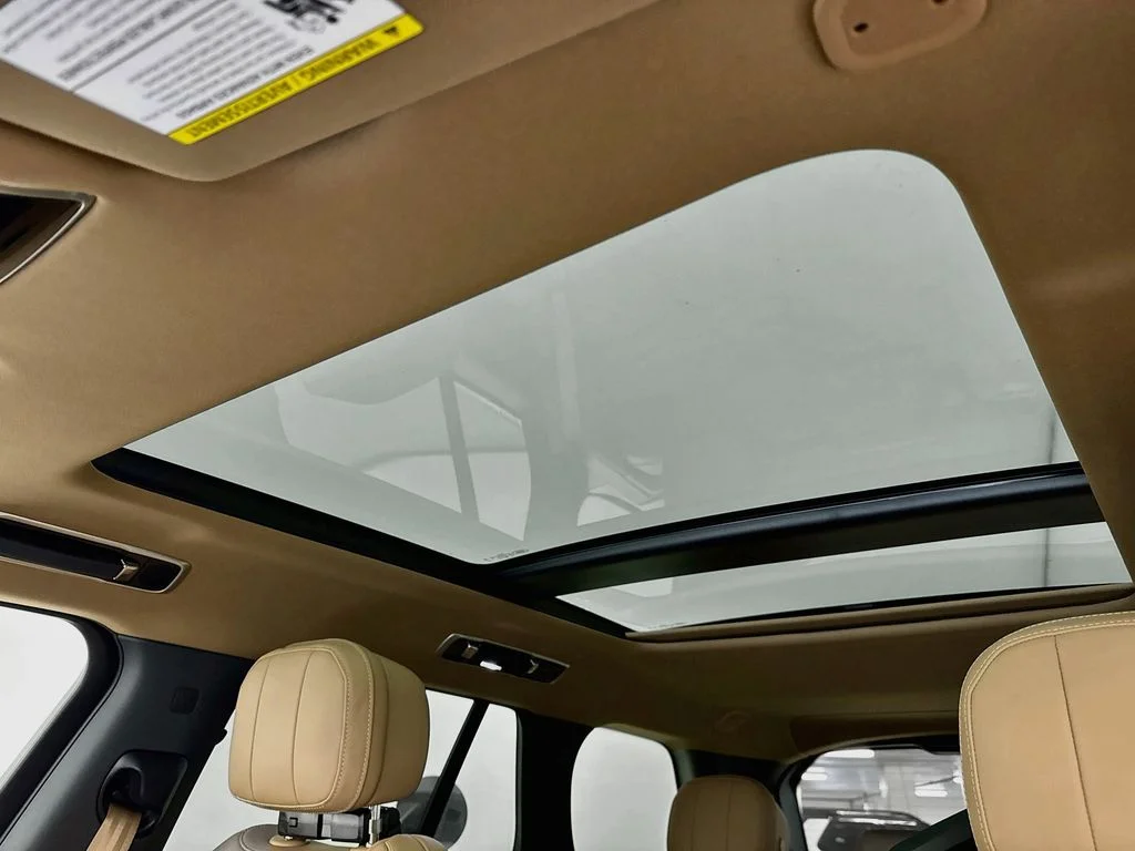 New 2027 Belgravia Green Land Rover SE image 22